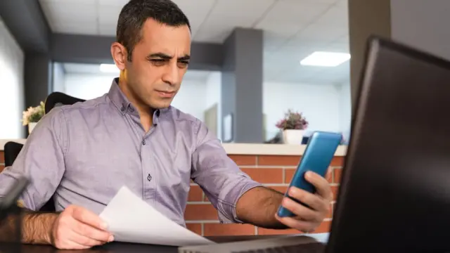 Мужчина с телефоном в офисе