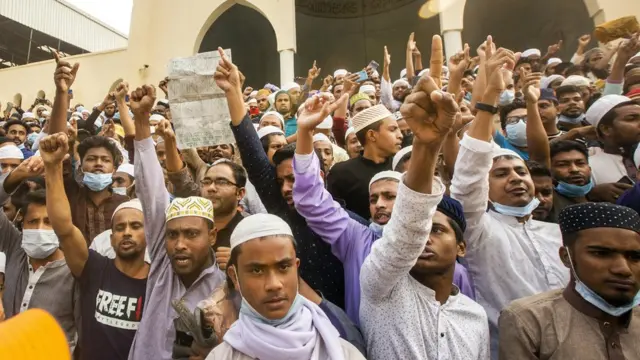 ভাস্কর্য সরানোর দাবীতে ঢাকায় ইসলামপন্থীদের বিক্ষোভ।