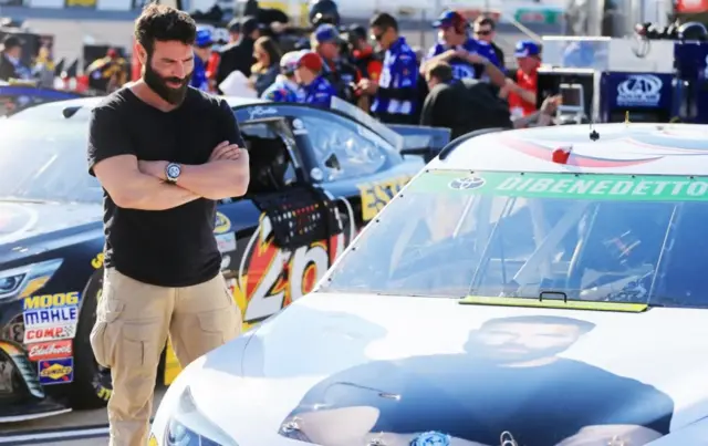 Den Bilzerijan gleda trkački automobil u Ričmondu, Virdžin