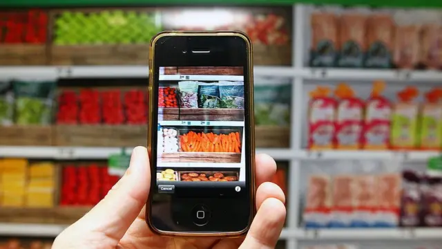 Un móvil apunta a varios productos