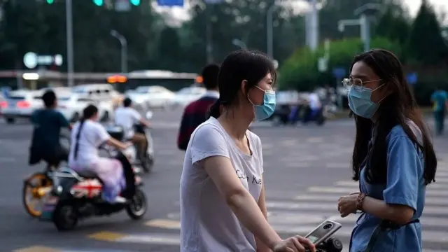 รูปผู้หญิงคุยกันริมถนน