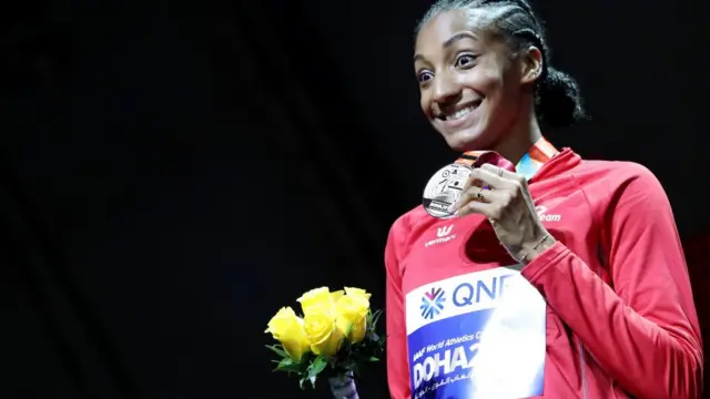 La médaillée d'argent belge Nafissatou Thiam monte sur le podium lors de la cérémonie de remise des médailles pour l'héptathlon féminin aux Championnats du monde d'athlétisme Doha 2019 4 octobre 2019 à Doha, Qatar
