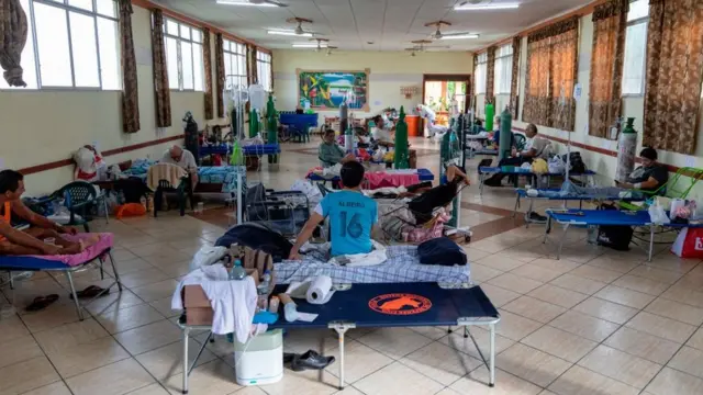 Sala llena de pacientes de covid-19