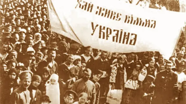 Военные и гражданское население праздновали Первомай 1917 года с украинским лозунгами