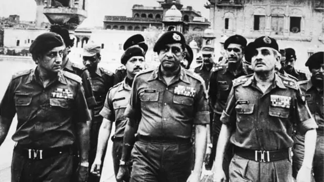 سابق فوجی سربراہ جنرل ویدیا گولڈن ٹمپل سے باہر آتے ہوئے