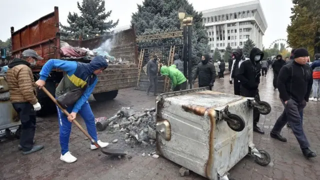 Ак үйдүн алдын таштандыдан тазалоо, митингден кийин