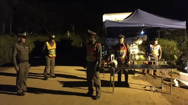 ตำรวจหลายนาย