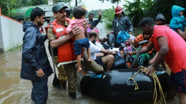ప్రజలను తరలిస్తున్న సహాయక బృందాలు