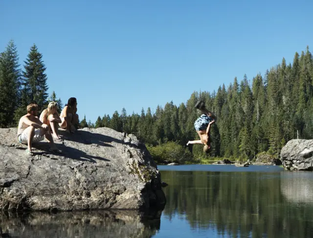 Дети ныряют в воду