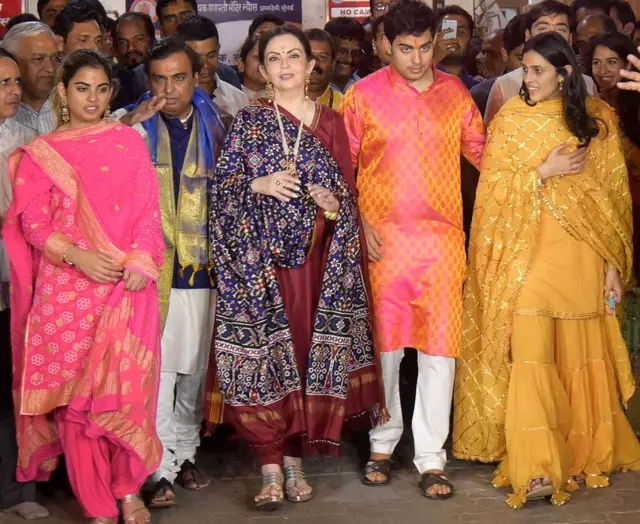 मुकेश अंबानी और उनका परिवार