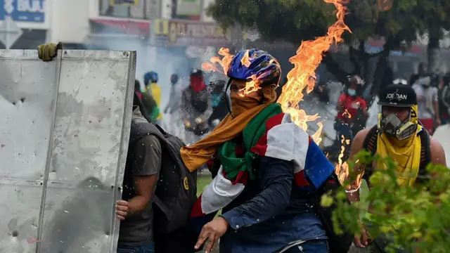 Um manifestante é atingido por um coquetel molotov durante protestosvalsports palpitesCali, Colômbia, no dia 3valsports palpitesmaio.