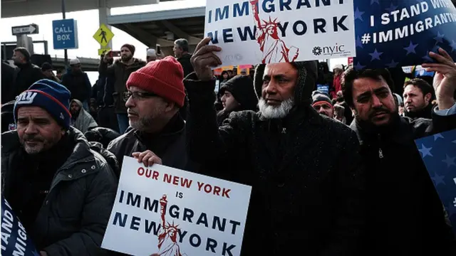 Muslim men wey dey protest for JFK airport for February 2017 because of President Trump visa ban