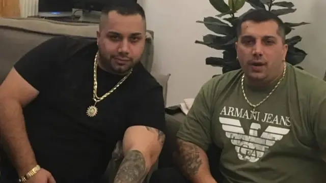 Vođe bandi Zdenek Drevenak (levo) i njegov brat Ernest koriste strah i nasilje da kontrolišu njihove žrtve