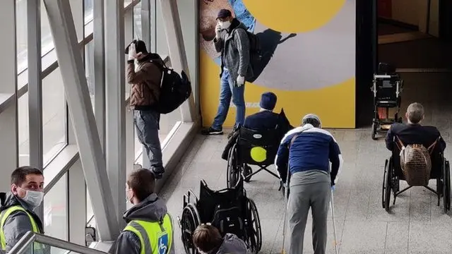 Аэропортда кутаётган ногирон йўловчилар