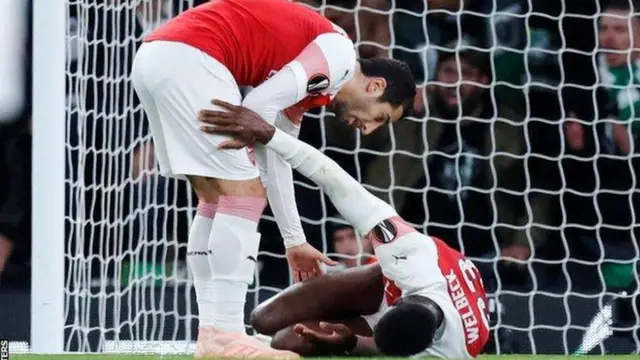 Henrikh Mkhitaryan, umukinnyi wo hagati wa Arsenal, areba imvune ya mugenzi we Welbeck