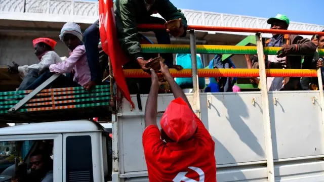 மும்பையை நோக்கி வாகனப் பேரணியாக செல்லும் விவசாயிகள்.