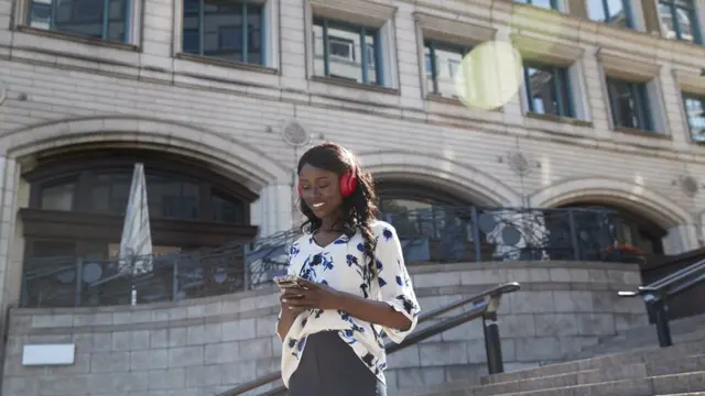 Une femme marche avec de la musique