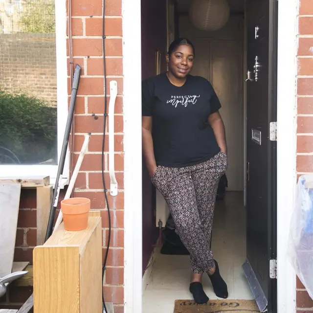 jade en la puerta de su casa