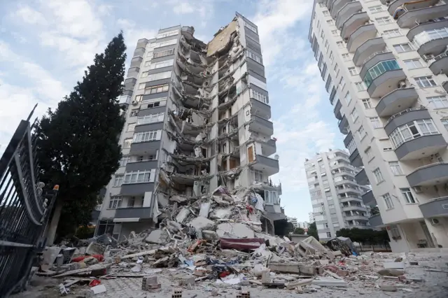 Un edifico semicolapsado en Adana.