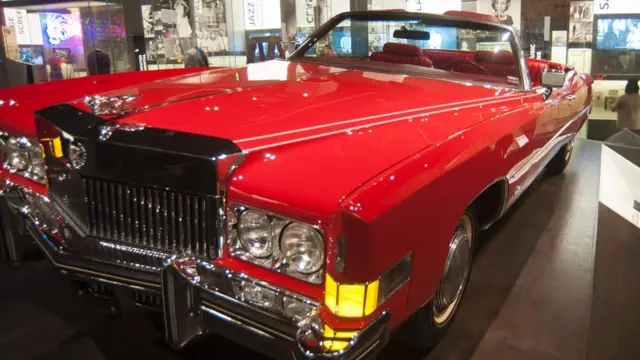 लाल कैडिलैक रॉक-एन-रोल रायोनियर चक बेरी कार