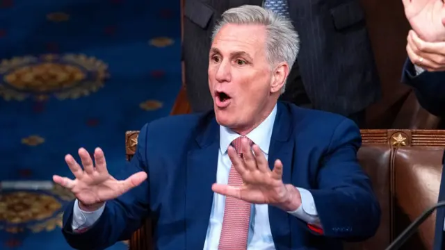 El congresista republicano Kevin McCarthy hace un gesto con sus manos ante la segunda votación para elegir presidente de la Cámara de Representantes.