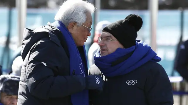 토마스 바흐 IOC 위원장과 대화하는 북한의 장웅 IOC위원