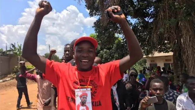 Bamwe mu bashyigikiye Wine bari bamutegerereje iwe, nyuma yo kwangirwa kujya kumwakirira ku kibuga cy'indege