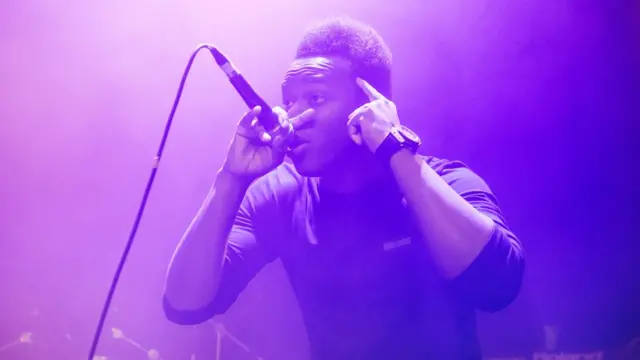 KSI en el escenario.