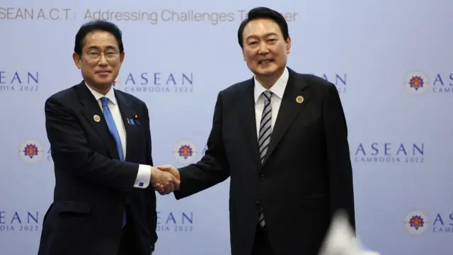 윤석열 대통령이 지난해 11월 13일 캄보디아 프놈펜의 한 호텔에서 열린 한일 정상회담에서 기시다 후미오 일본 총리와 악수하고 있다 (대통령실 제공)