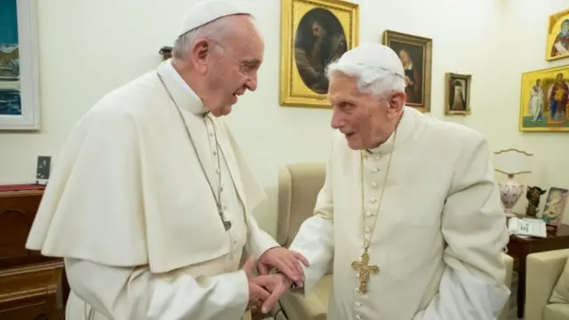 بندیکت شانزدهم (راست) و پاپ فرانسیس