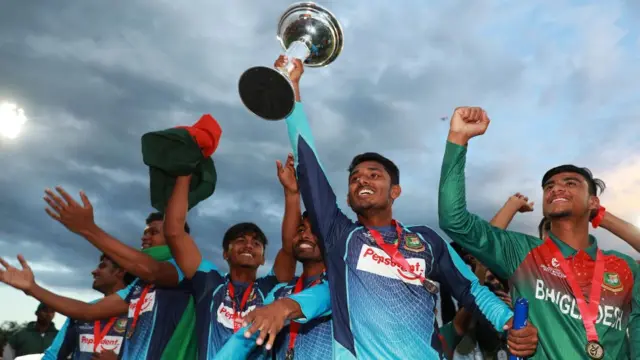 અન્ડર 19 વર્લ્ડ કપમાં ભારતને હરાવીને બાંગ્લાદેશે ખિતાબ પોતાના નામે કરી લીધો છે.