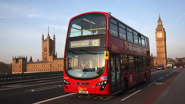 Ônibus londrino com o Big Ben e o Parlamento ao fundo