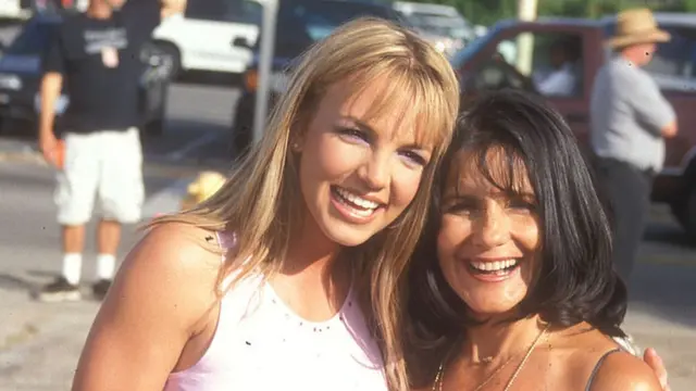 Britney e Lynne Spearsfazer aposta pela internet1999