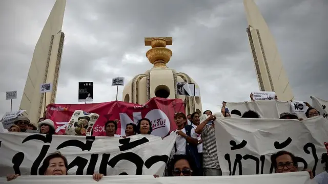 ประชาชนแสดงออกในเชิงสัญลักษณ์เพื่อต่อต้านรัฐบาล คสช.ที่ครองอำนาจ 2 ปี เมื่อวันที่ 22 พ.ค. 2559 พร้อมประกาศ "ไม่รับร่างรัฐธรรมนูญ" ในช่วงนับถอยหลังประชามติ