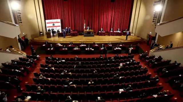 21 Nisan'daki toplantı bir tiyatro salonunda yapıldı