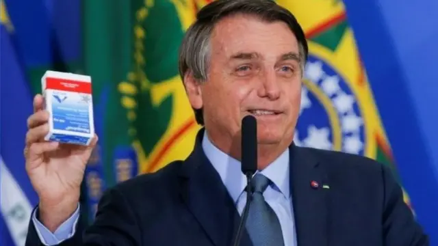 bolsonaro com cloroquina na mão