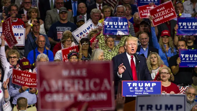 Donald Trump durante un discurso rodeado de seguidores con carteles que dicen "Make America great again", "Hagamos a Estados Unidos grandioso otra vez"