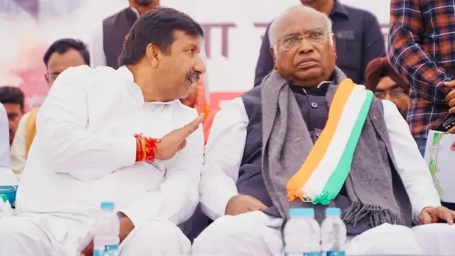 पार्टी अध्यक्ष मल्लिकार्जुन खड़गे के साथ मुकेश अग्निहोत्री