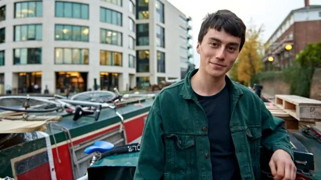 Мэтью Уинтерс в своей жилой лодке, позволившей ему за последние два года пожить в самых дорогих районах Лондона