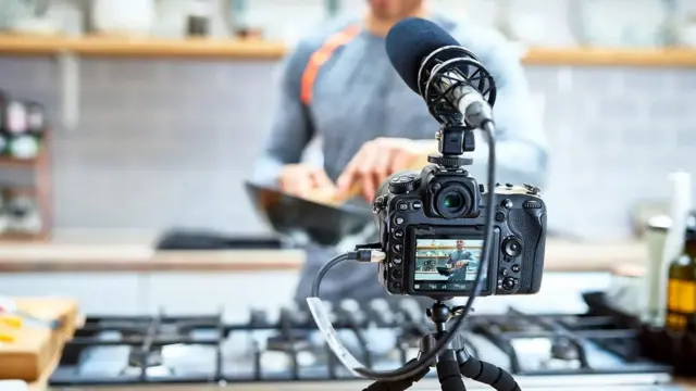 Les créateurs de contenu sont essentiellement des travailleurs indépendants qui travaillent de longues heures et gagnent des revenus irréguliers, ce qui contribue à des problèmes tels que l'épuisement professionnel.