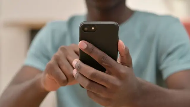 Homme tenant un téléphone