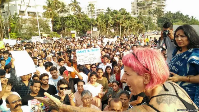 ਔਰਤਾਂ ਅਤੇ ਸਮਾਜਿਕ ਕਾਰਕੁਨ ਮੁੰਬਈ ਦੀ ਬਾਂਦਰਾ ਕੁਆਰਟਰ ਰੋਡ 'ਤੇ ਕਠੂਆ ਅਤੇ ਉਨਾਓ ਦੇ ਬਲਾਤਕਾਰਾਂ ਖਿਲਾਫ਼ ਮੁਜਾਹਰਾ ਕਰਦੇ ਹੋਏ।