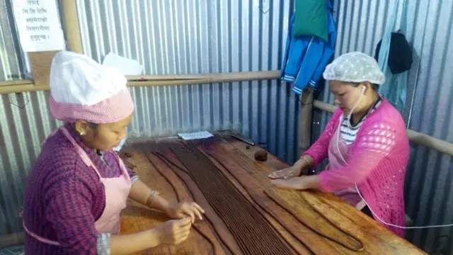 दूग्ध परिकार बनाउँदै महिला