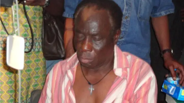 Nna Mikel Obi mgbe a tọghapụrụ ya n'aka ndị ntọ