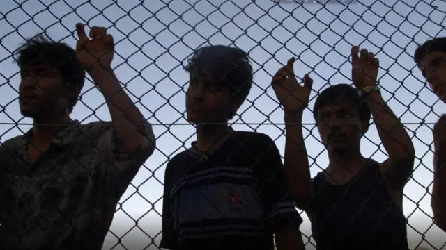 নাউরু দ্বীপের শিবিরে আটক থাকা কয়েকজন শরণার্থী