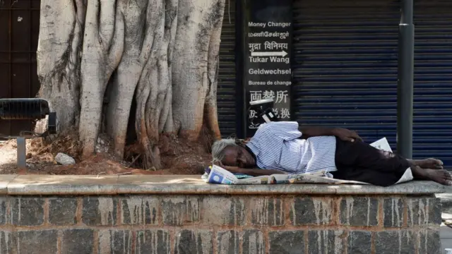 மரத்தடியில் தூங்கும் மனிதர்.