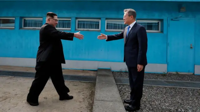 வட கொரிய அதிபர் கிம் ஜாங்-உன், தென் கொரிய தலைவர் முன் ஜே-இன்