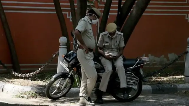 गुजरात पुलिस के लिए सोशल मीडिया के इस्तेमाल पर इतनी पाबंदी क्यों?