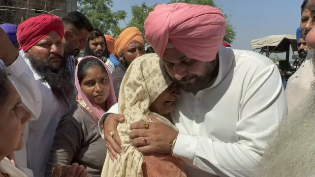 ਗੁਰਦਾਸਪੁਰ ਦੇ ਫੁਲੜਾ ਵਿਖੇ ਮਾਰੇ ਗਏ ਕਾਂਗਰਸੀ ਸਮਰਥਕ ਦੇ ਪਰਿਵਾਰ ਨਾਲ ਮਿਲਦੇ ਸਿੱਧੂ