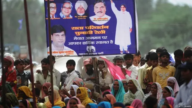 માયાવતીના પોસ્ટર સાથે સમર્થકો